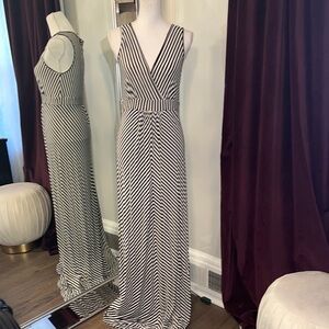 Chelsea & Theodore Black and White Stripe Maxi Dress Size Medium